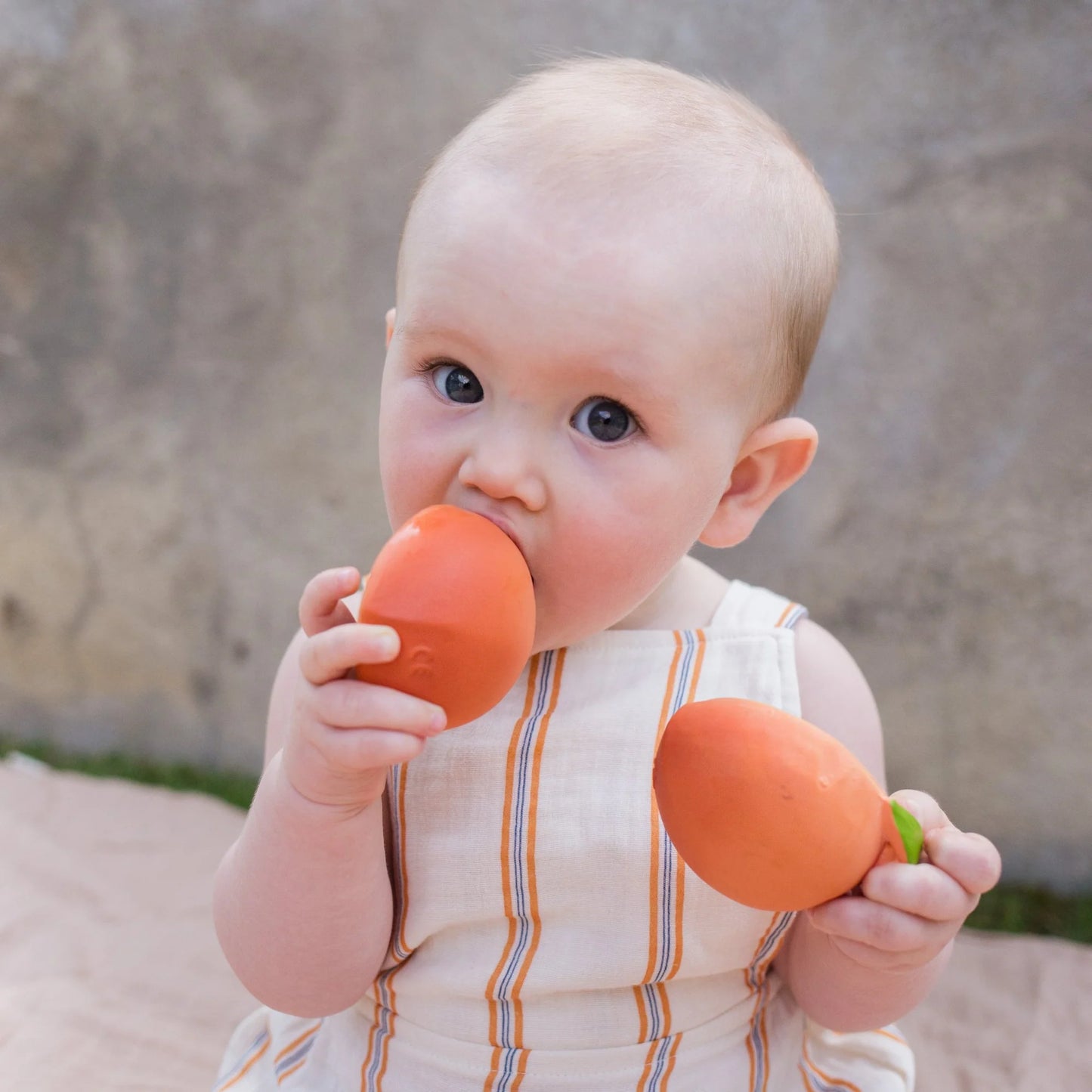 Oli & Carol Teether Palm Peach