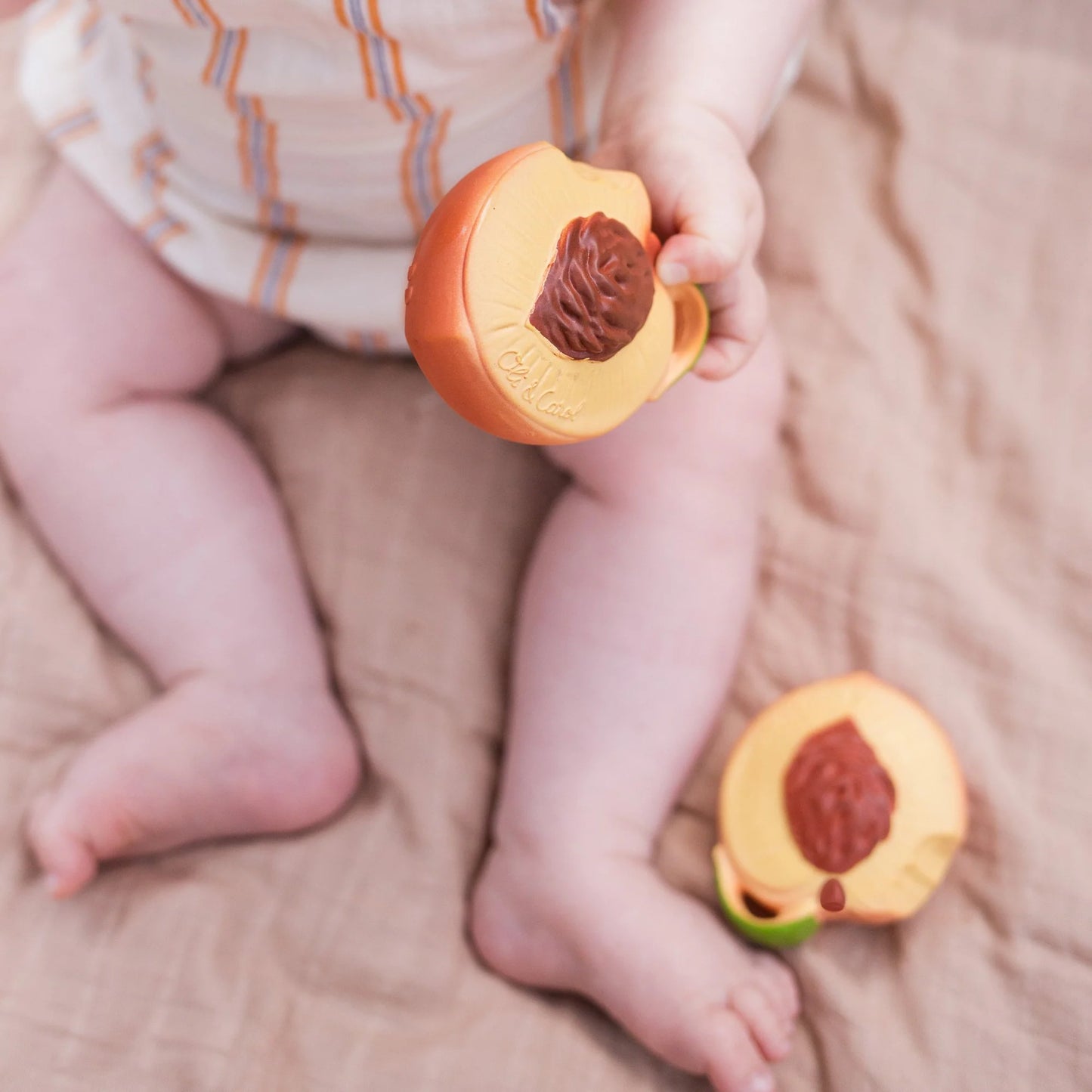 Oli & Carol Teether Palm Peach